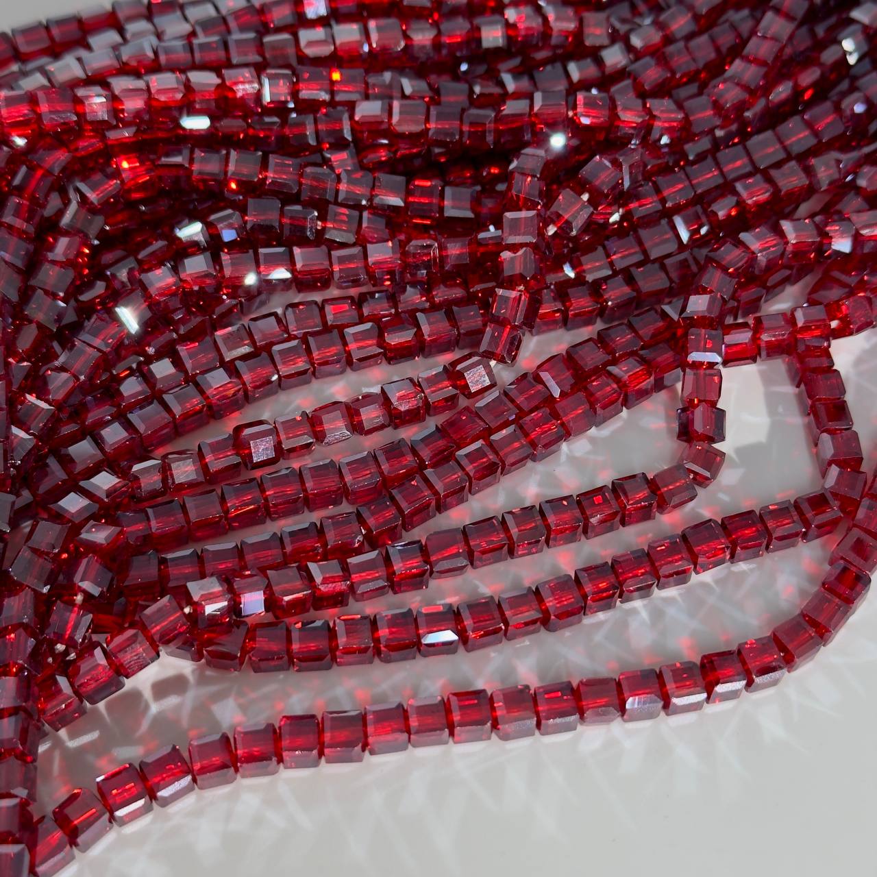 Бусины стеклянные форма кубик размер 6*5мм цвет красный