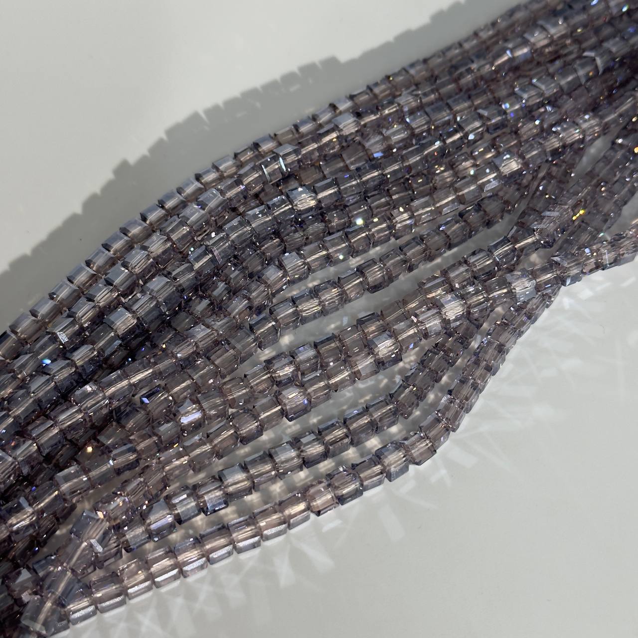 Бусины стеклянные форма кубик размер 6*5мм цвет серо-сиреневый